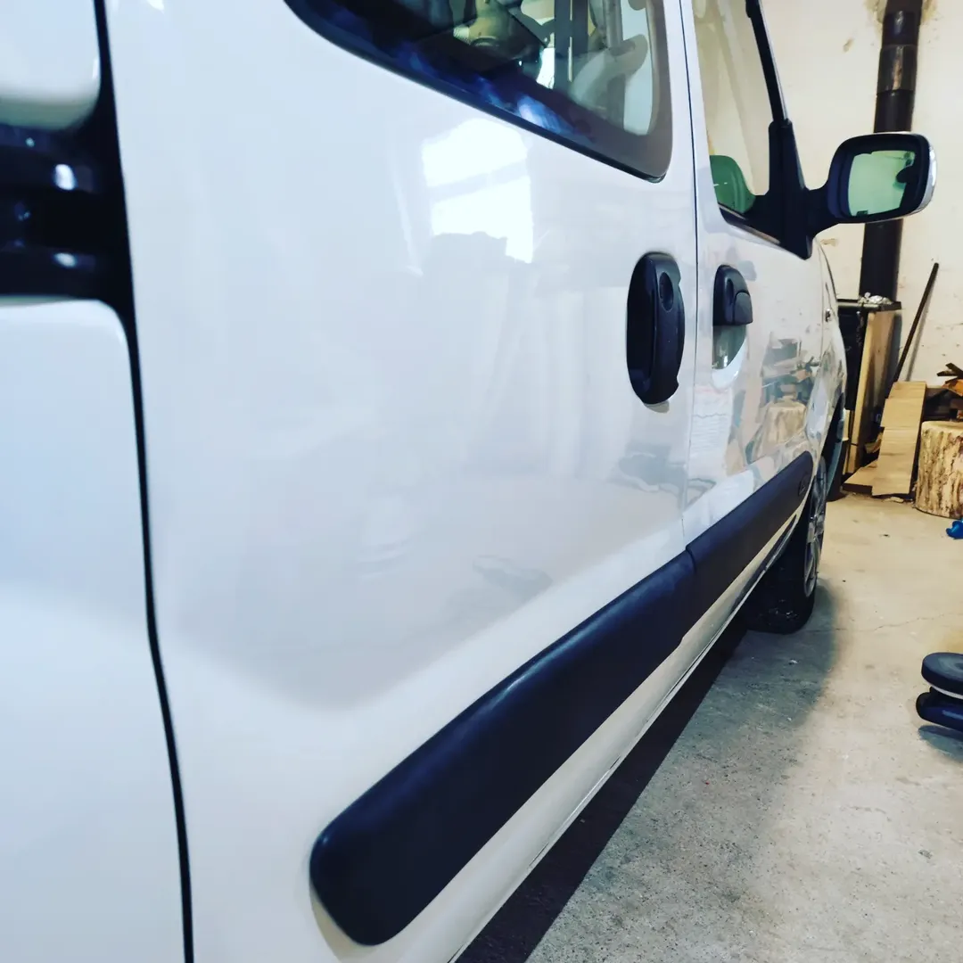 Detajl bele dostave po čiščenju